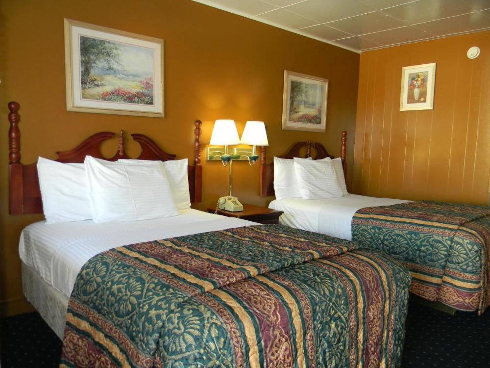 Double Room with Two Double Beds - Non-Smoking at Fairfax Motel, photo 4