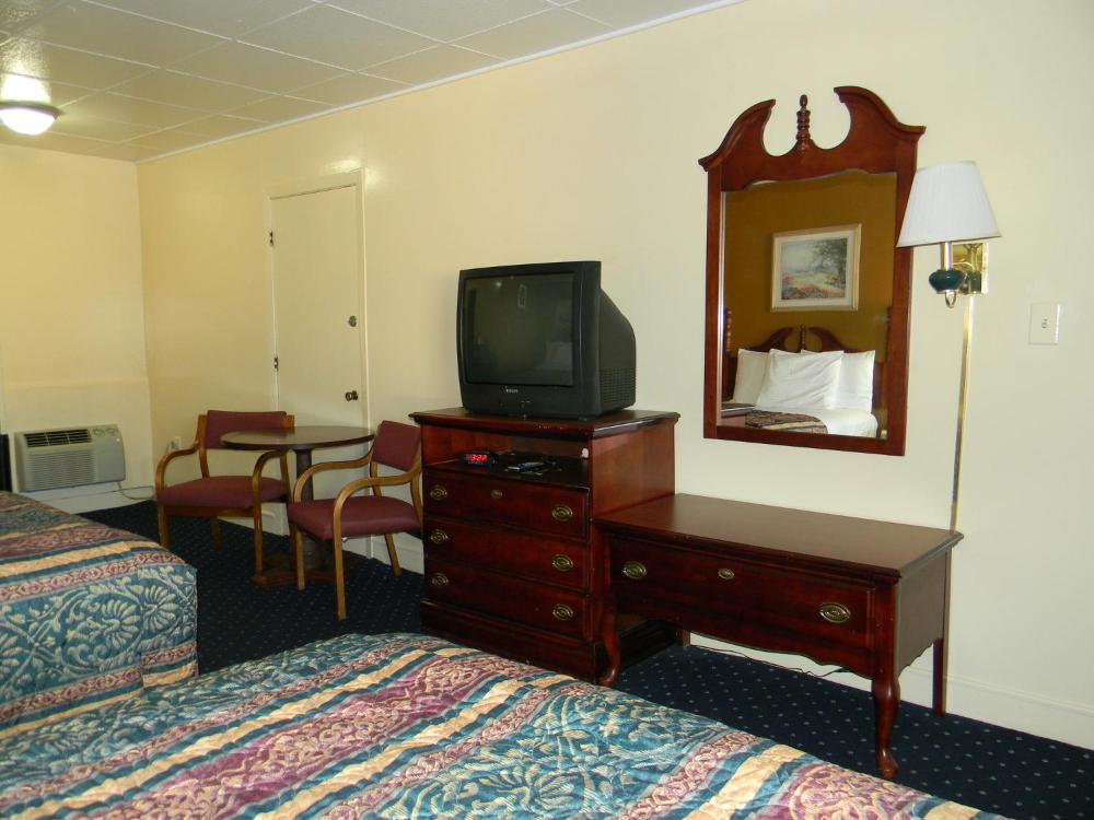 Double Room with Two Double Beds - Non-Smoking at Fairfax Motel, photo 5