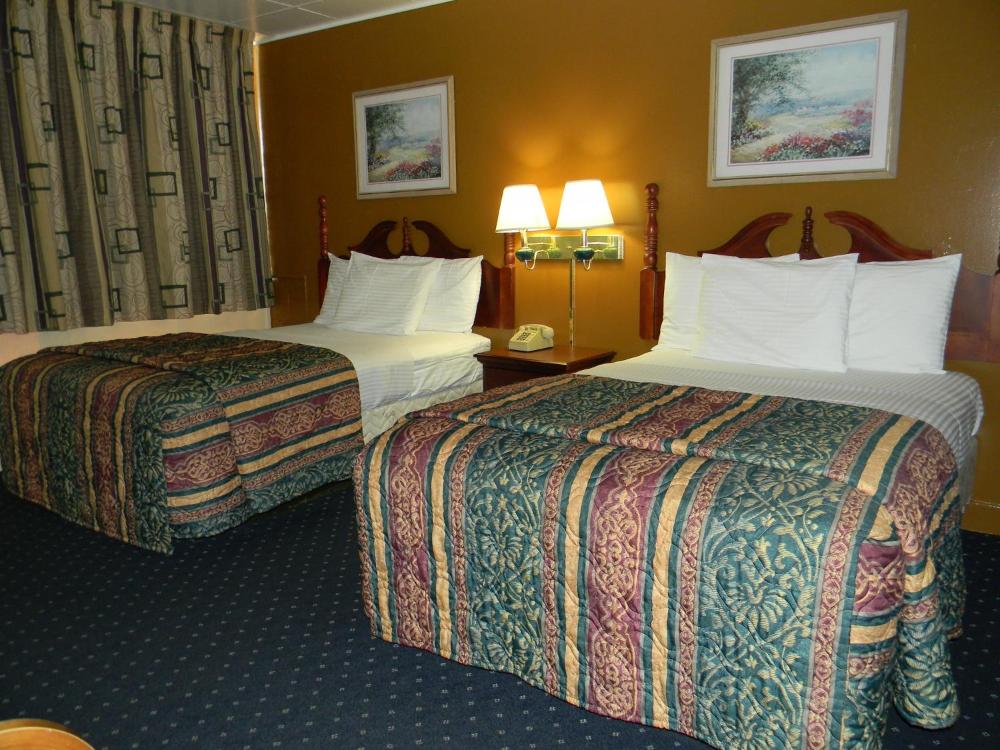 Double Room with Two Double Beds - Non-Smoking at Fairfax Motel, photo 3