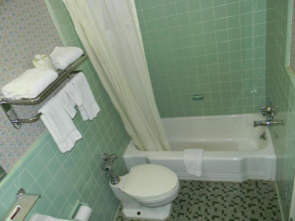 Double Room with Two Double Beds - Non-Smoking at Fairfax Motel, photo 2
